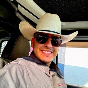 Meet your Posher, Alvaro